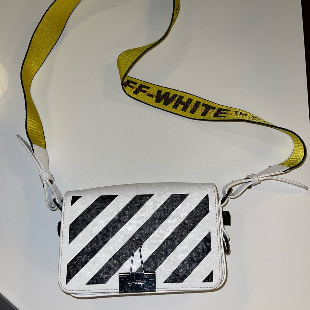 Off-white
Binder mini flap crossbody bag 
Leather 100%
Viscose 100%